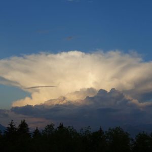 nuage avec la forme d'un champignon atomique