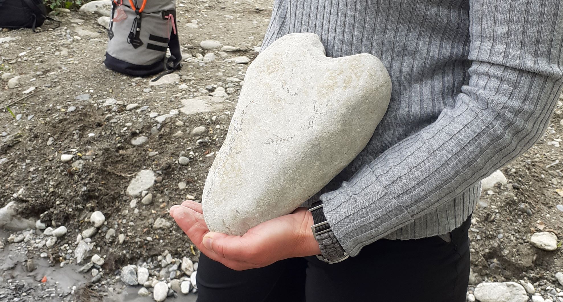 Personne portant un rocher en forme de coeur