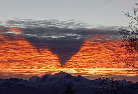 Couché de soleil au dessus des montagnes et ciel orangé